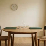 Round mediation table with two folders facing each other, illustrating the Lemon Casino review